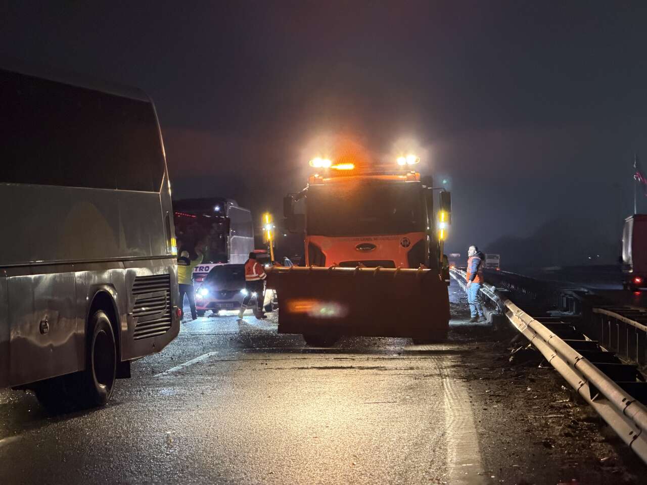 Konya plakalı TIR zincirleme kazaya karıştı! Çok sayıda yaralı var 15